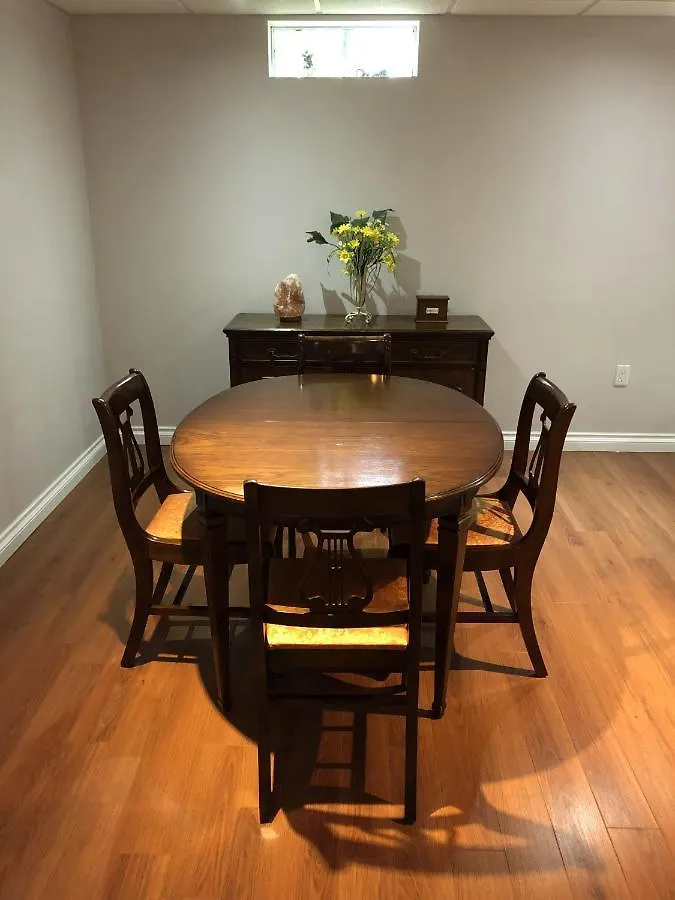 Guest house Peaceful Cosy Room With Garden View, Private Parking Toronto