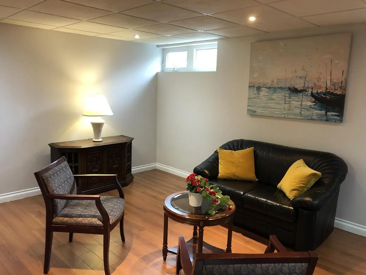 Guest house Peaceful Cosy Room With Garden View, Private Parking Toronto