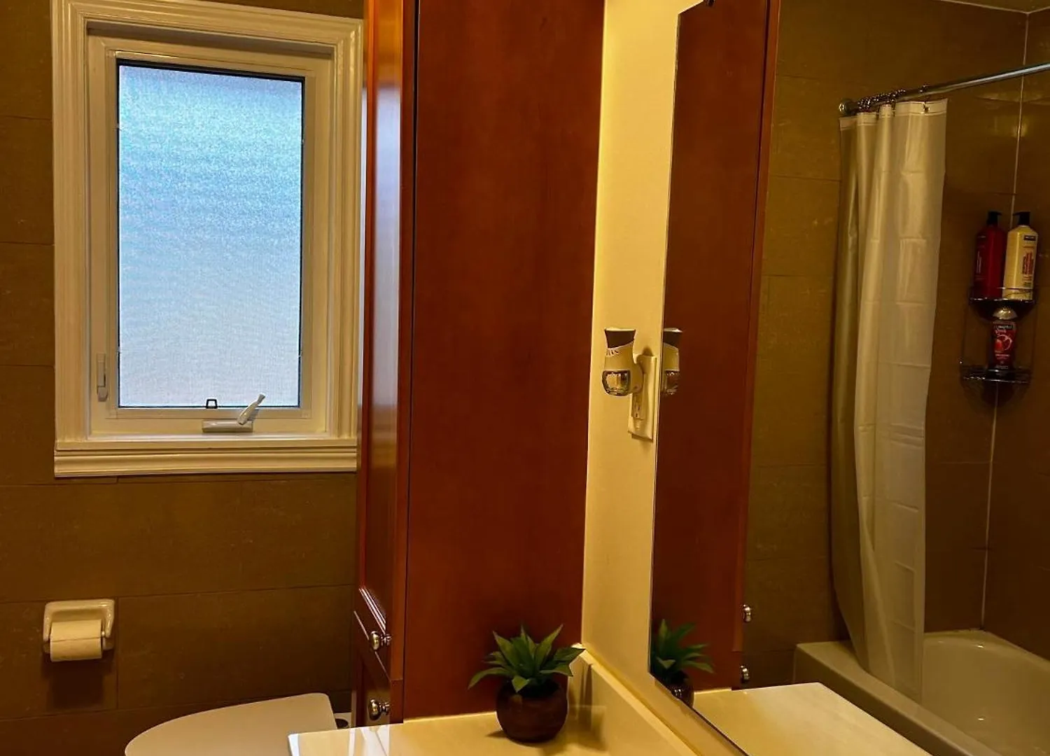 Guest house Peaceful Cosy Room With Garden View, Private Parking Toronto